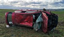 Šest zraněných při nehodě u Plzně. Auto s dětmi skončilo zdemolované na poli