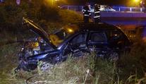 Auto po smyku prorazilo svodidla a zřítilo se ze srázu vedle mostu