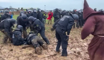 VIDEO: Těžkooděnci se znemožnili. Před aktivisty se vyváleli v bahně