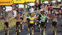 Parťák vítěze Tour de France měl nehodu. Po srážce s autem má po sezoně