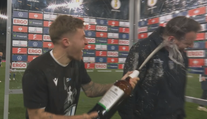 Pivní sprška pro kata Leverkusenu. Kluci můžou dělat, co chtějí, smál se trenér