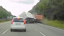 VIDEO: Dodávka v plné rychlosti narazila do odstavené tatry. Řidič byl zrovna pod vozem