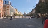 Lidé se bouří kvůli trakčním sloupům na Václaváku. Nelíbí se ani architektovi