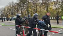 Masové protesty v zahraničí. Policie v Berlíně použila vodní děla a pepřáky