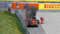 Tak to bylo o fous. Sainz musel utíkat před plameny. Nemám slov, řekl