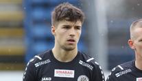 Je to frajer. Český fotbalista riskoval život, ve tmě na silnici zachraňoval žáby