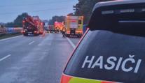 Na dálnici D2 se převrátil autobus, zranilo se 6 lidí
