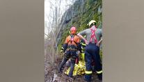 Chlapec spadl na Doupově ze skály, lékařka se k němu spustila z vrtulníku