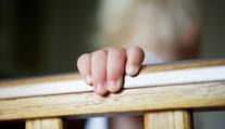 Chlapec (5) byl doma bez rodičů. Spadl z balkonu v prvním patře