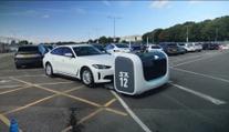 V Británii parkují auta roboti. Šetří tak čas i prostor