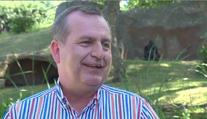 Rektor Zima rozjímal u goril. A prozradil svůj lék na kocovinu