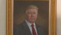 Trumpa rozzuřil nepovedený portrét. Prý je zkažený schválně a mají ho sundat
