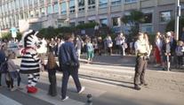 Nekoukejte do telefonu a nenoste sluchátka. Policisté učili děti bezpečně přecházet