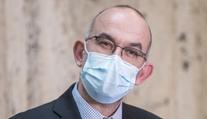 Roušky venku o samotě byly nezákonné. Jejich nošení před rokem nařídil Blatný