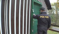 Policisté kontrolují chatové oblasti. Do hůř přístupných oblastí vyráží na koních