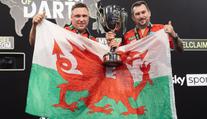 Price s Claytonem ovládli World Cup of Darts. Skotové ve finále neměli šanci