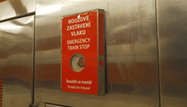 Slepci v metru mohlo život zachránit tlačítko. Lidé o něm ale většinou nevědí