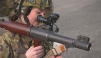 Raketomet i bojové vozidlo. Sličná reportérka si zkusila armádní techniku