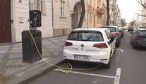 Nabíjecí lampy v Praze využily stovky vozidel. Plánují se zřídit další