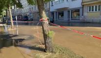 Obří havárie potrubí u pražské Palmovky. Ulicemi se valí masy vody