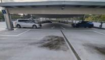 V parkovacím domě driftoval mladý řidič. Auto to dělalo samo, tvrdil