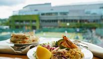 Takto se jí na Wimbledonu. Fanoušky pobouřilo drahé kuře s nugetou