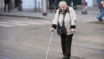 Stařenka si chtěla v noci odskočit. Spletla si dveře a bloudila městem