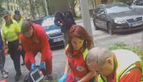 Žena zkolabovala v práci, senior na ulici. Život jim zachránili policisté