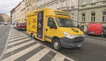 Města bojují s nelegální reklamou. Objevuje se na odstavených autech, úřady zuří