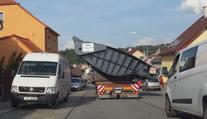 Obří nadměrný náklad projel Českem, na dálnici zabral oba jízdní pruhy!