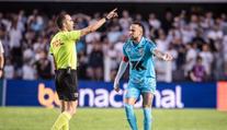 To se nepovedlo. Neymar byl po gólu rukou vyloučen, pak se omlouval