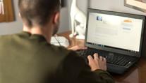 Vychytralý podvodník obral firmu o tři čtvrtě milionu. Vydával se za šéfa