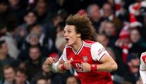 Vlasatý uličník Luiz tahá kamarády za nos a ještě se tím vesele chlubí!
