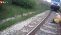 TO MUSÍTE VIDĚT! Vlak v Brně zastavil jen několik metrů před sebevražedkyní!