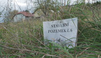 Pozemky dochází, ceny rostou. Realitní expert varuje před skrytou pastí na kupující