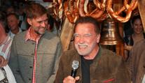 Schwarzenegger vyrazil na lyžařské závody. Fotil se s fotbalovými ikonami
