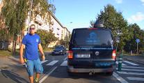 VIDEO: Řidič postavil dodávku na přechod. Naběhl pak na dalšího šoféra