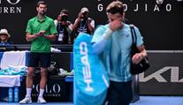Djokovič rekordmanem Australian Open. Už se chystal domů, pomohla mu skreč