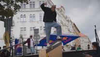 Šílenci na skateboardu pobláznili Prahu. Ve Vršovicích se sešla světová smetánka