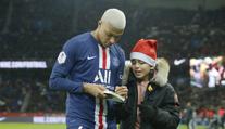 Krásné gesto! Mbappé podepsal fanouškovi knížku přímo na hřišti