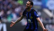 Interu vystřelil výhru Calhanoglu, Barák zářil za Fiorentinu