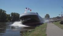 Na Labi spustili obří chemický tanker, měří skoro 100 metrů