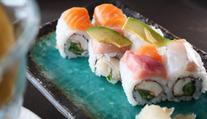 Masivní otrava v sushi restauraci. Onemocnělo sto lidí
