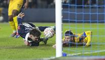 Kuriózní gól v FA Cupu. Útočník Millwallu se trefil hlavou vleže