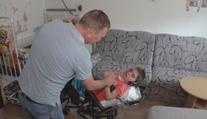 Rodina vychovávající dítě se vzácným syndromem si zoufá. Přišla o jediné auto