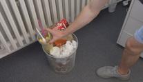 Některé plastové výrobky poletí do koše. Poslanci schválili jejich zákaz