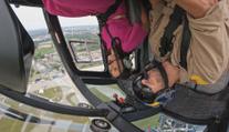 Do Česka zavítal legendární pilot. Reportérce obrátil svět vzhůru nohama