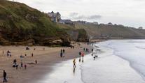 V turistickém letovisku Whitby vyšetřují sérii úmrtí. Za tři dny našli čtyři mrtvá těla