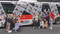 Nápad roku: Maturanti si vytvořili unikátní tablo. Svými obličeji polepili autobus