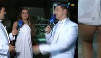 PEPRNÉ VIDEO: Reportéři svlékli krásnou dívku v přímém přenosu!